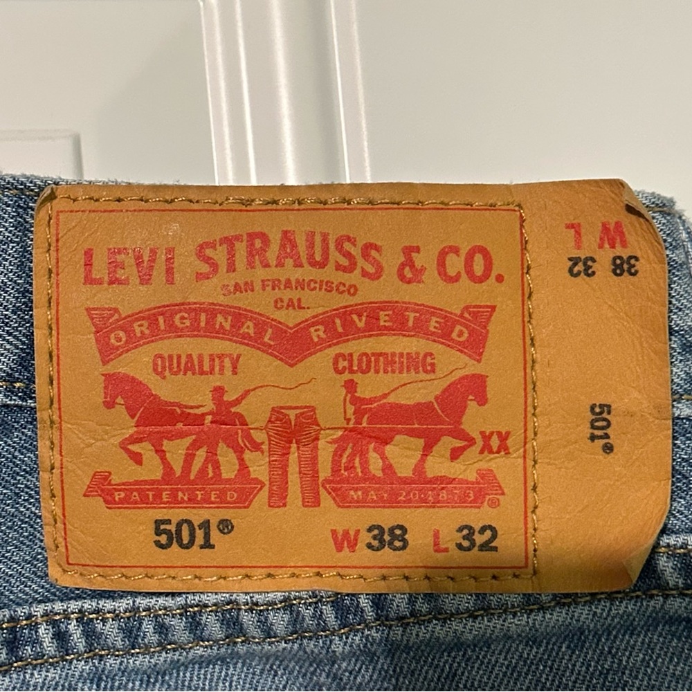 Levi’s 501 Button Fly Light Wash Straight Leg Distressed Knee W38 L32 - Picture 5 of 9